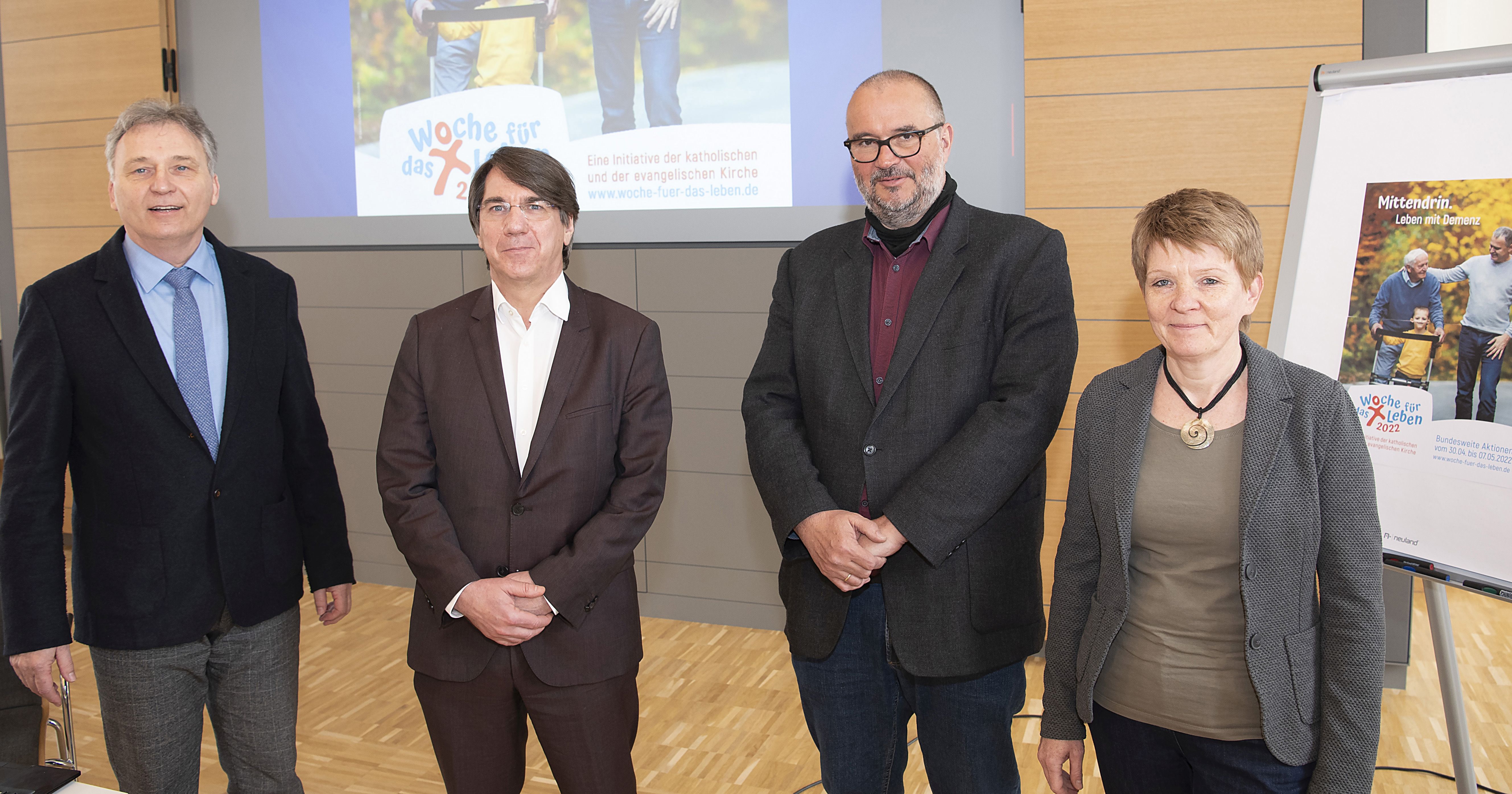 Das Foto zeigt die Referierenden und die Tagungsleiter der Informationsveranstaltung in Paderborn. V. l. n. r.: Dr. Werner Sosna, Prof. Dr. Johannes Pantel, Christoph Menz und Birgit Hasenbein.