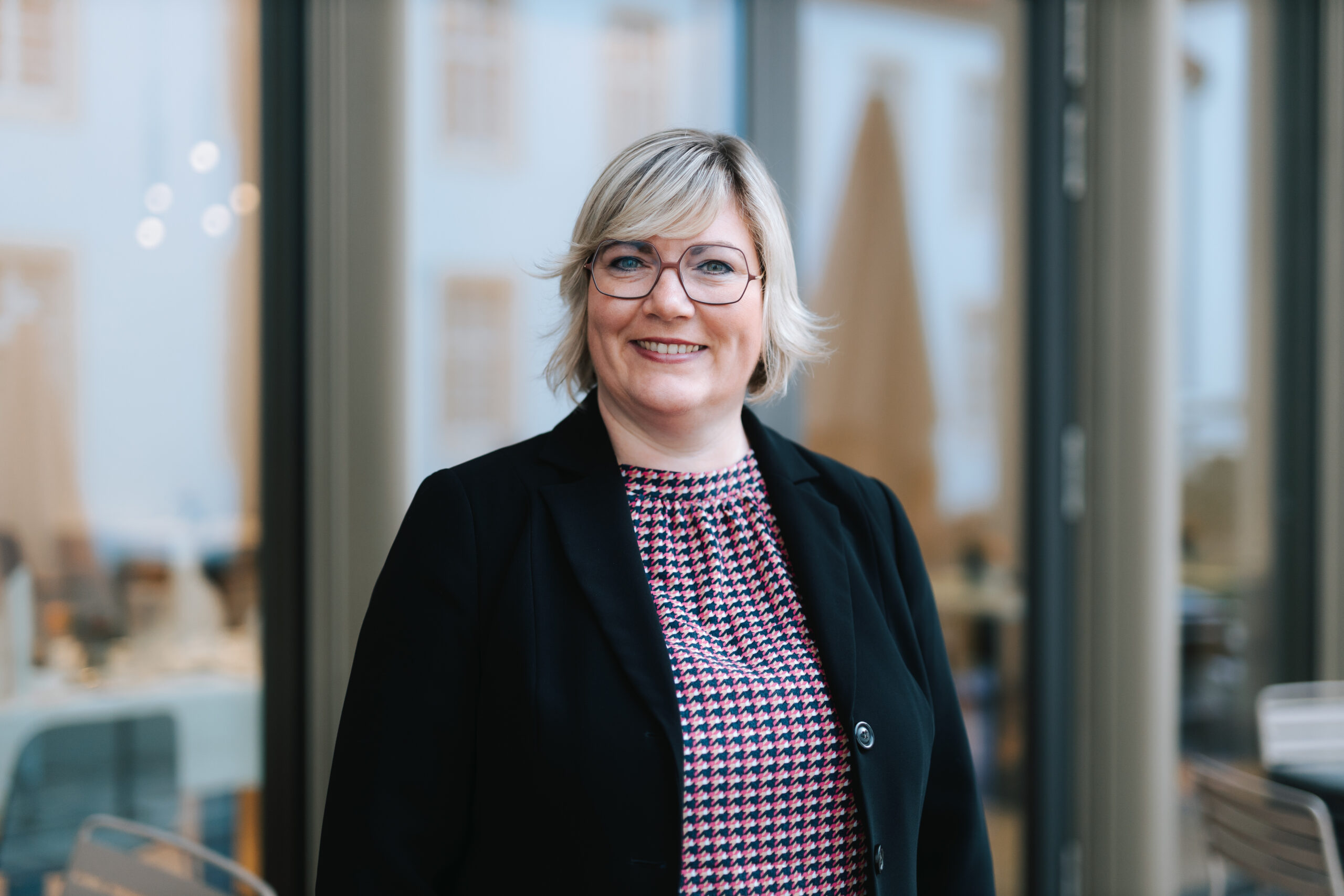 Nadine Röder, Geschäftsleistung bilden und tagen