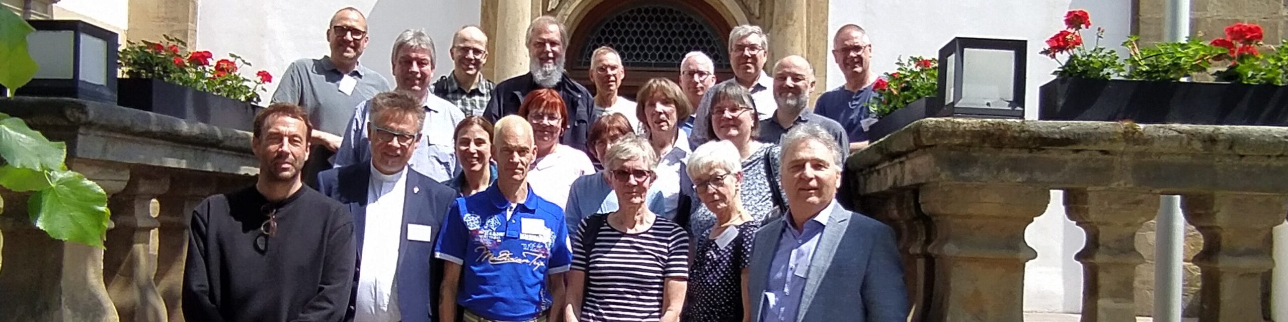 Seminarteilnehmer draußen vor dem Liborianum