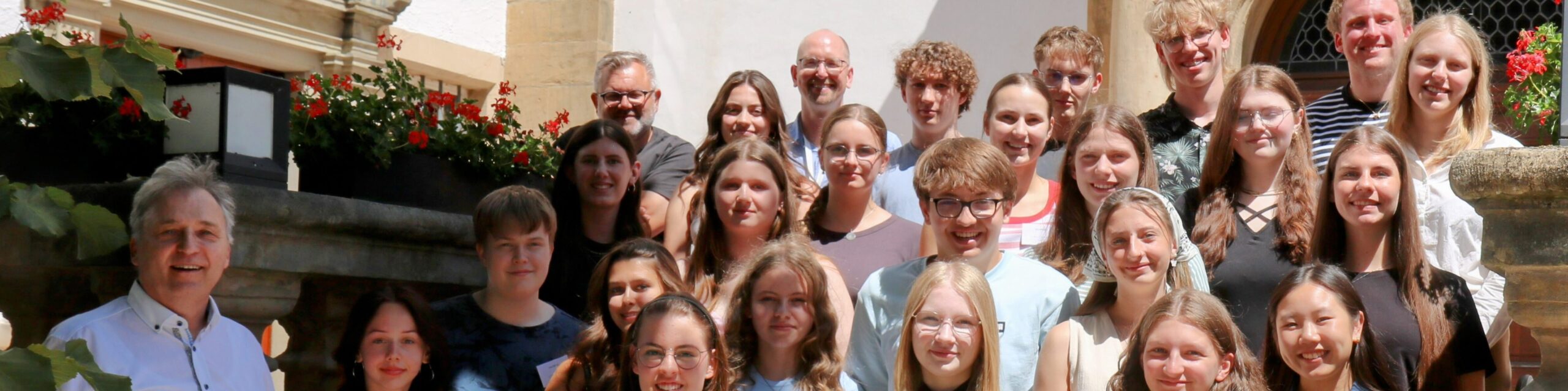 Bild vorm Liborianum mit Schülerinnen und Schülern aus den Oberstufen in Paderborn.