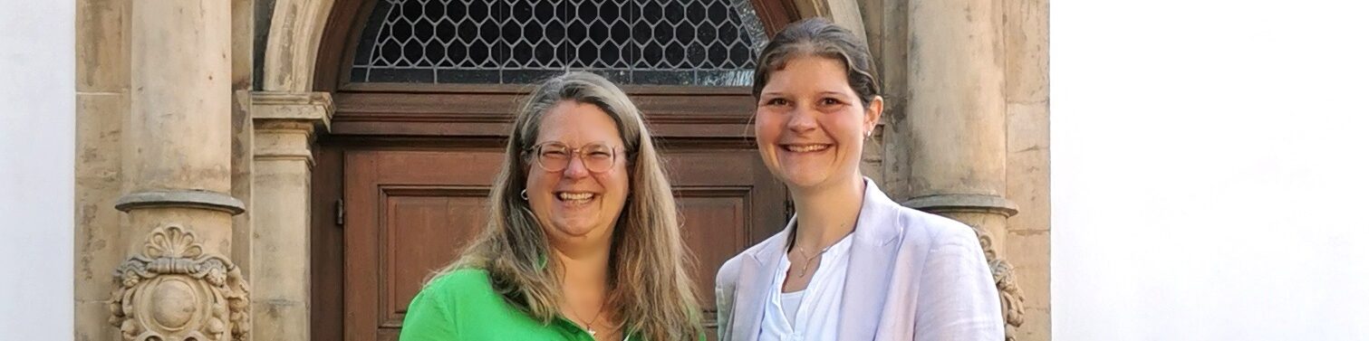 Astrid Fichtner Wienhues links und Elisabeth Wedeking rechts vorm Eingang im Liborianum
