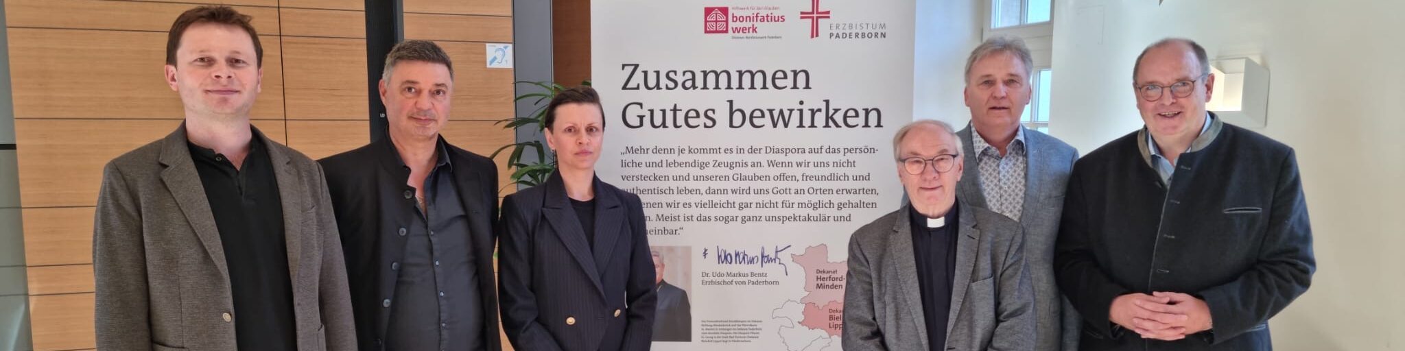 Von links nach rechts: Das internationale Künstlertrio Robert Kusiolek, Anton Sjarov und Elena Chekanova gemeinsam mit Vorsitzendem Wolfgang Winkelmann, Dr. Werner Sosna und Matthias Micheel.