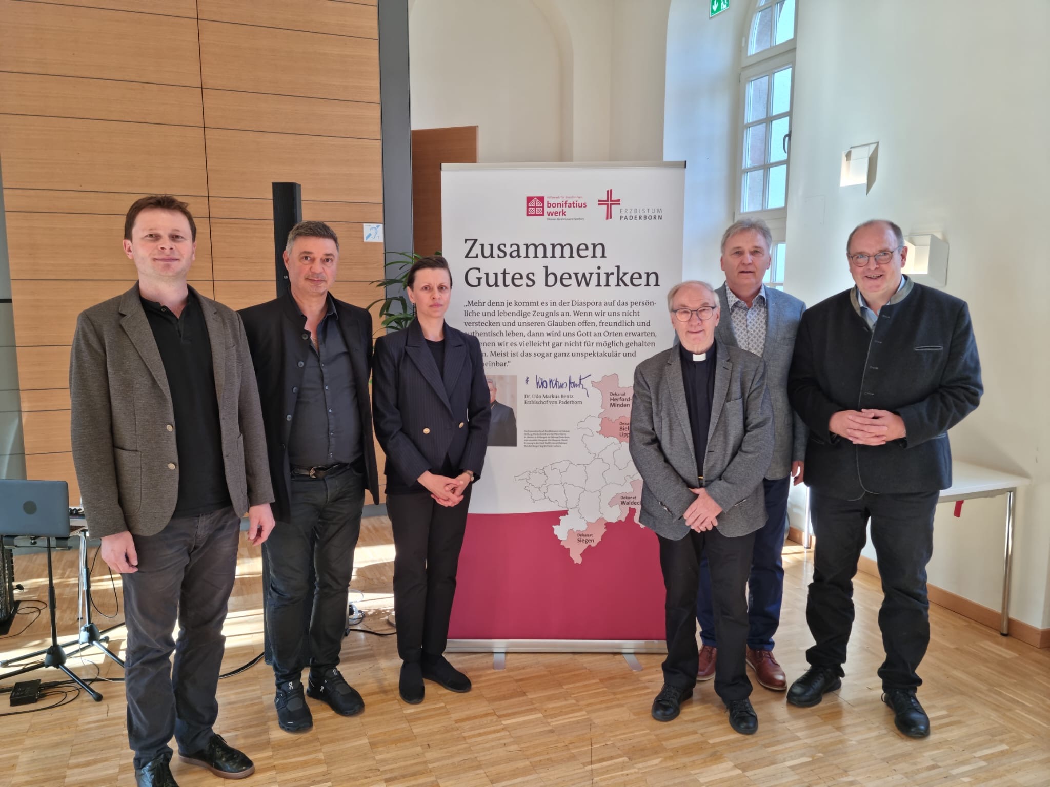 Von links nach rechts: Das internationale Künstlertrio Robert Kusiolek, Anton Sjarov und Elena Chekanova gemeinsam mit Vorsitzendem Wolfgang Winkelmann, Dr. Werner Sosna und Matthias Micheel.