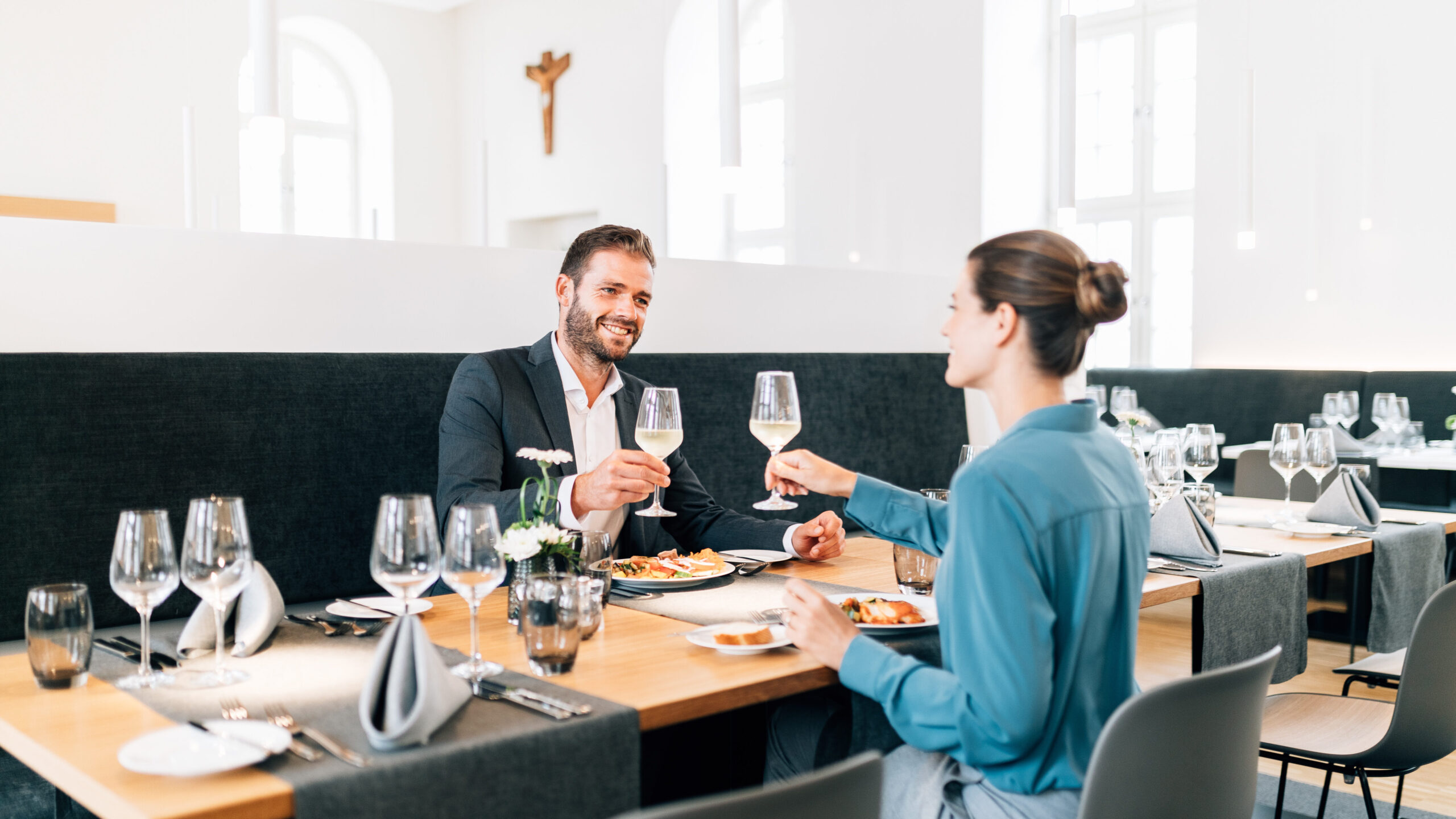 2025-11-07_Dinner-for-two-scaled-aspect-ratio-16-9