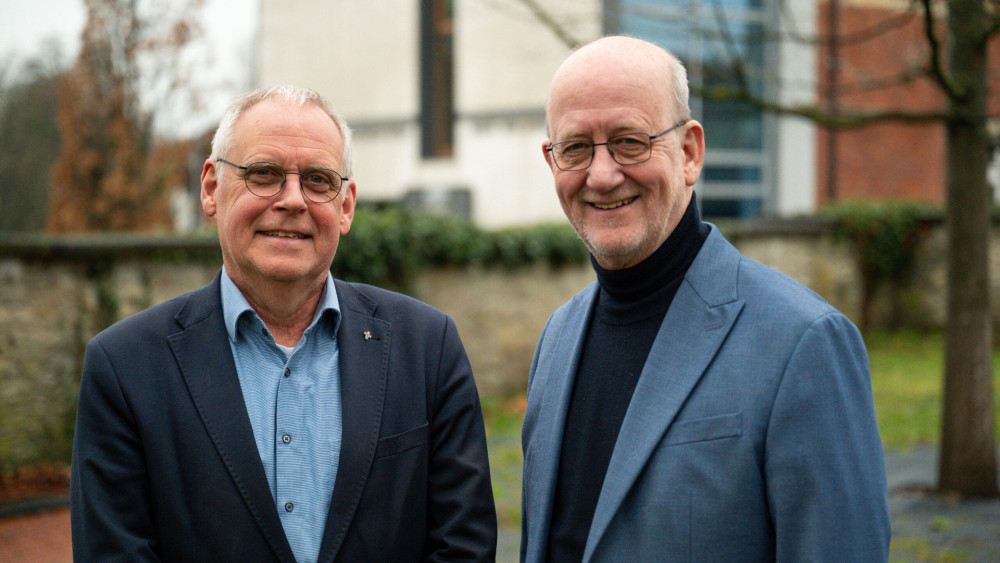 Herr Klöter links und rechts Herr Altermeier, stehen draußen zusammen