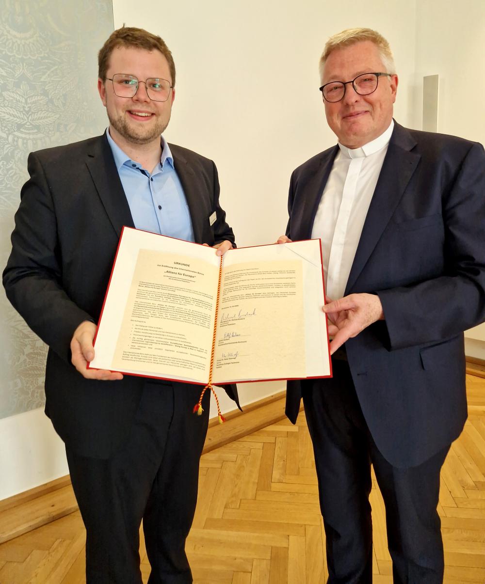Generalvikar Monsignore Dr. Michael Bredeck (rechts) überreichte Gregor Christiansmeyer, Leiter des neugegründeten Büros, feierlich die Gründungsurkunde.